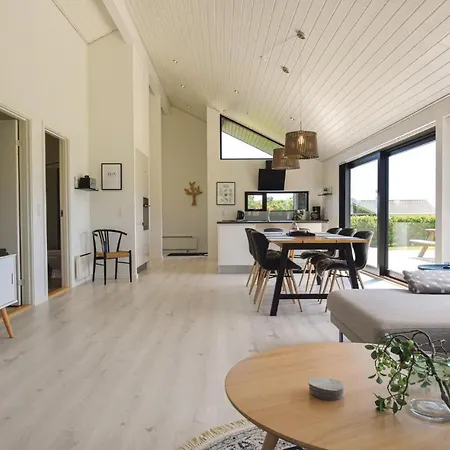 Holiday home Stunning In With Kitchen