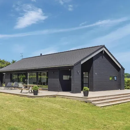 Holiday home Stunning In With Kitchen