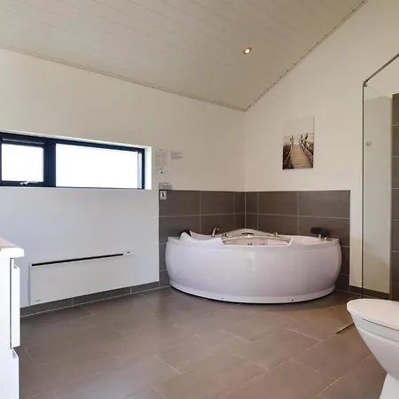 Holiday home Stunning In With Kitchen